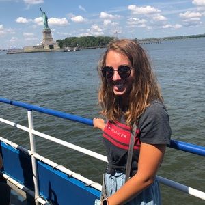 Meet your Posher, Caitlin